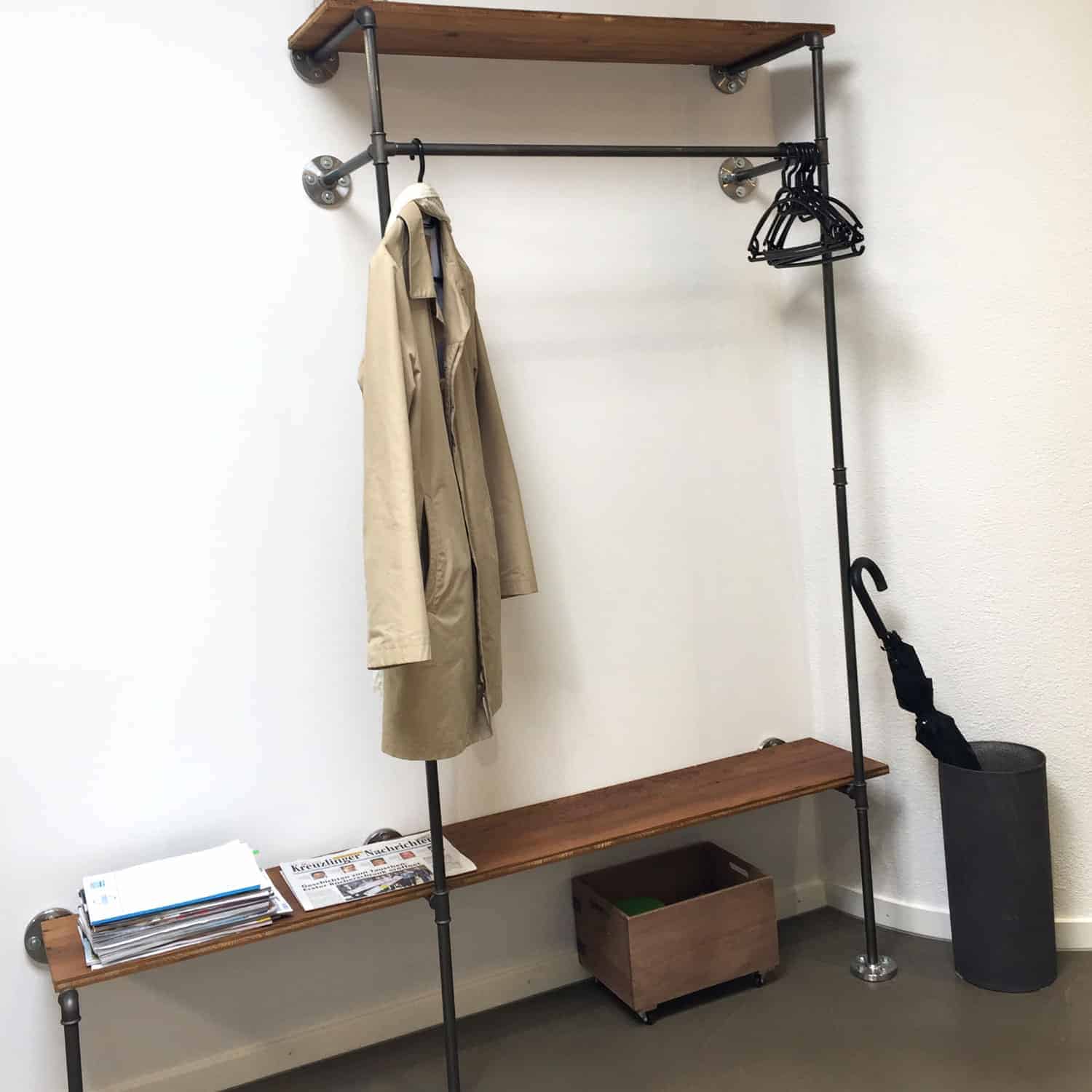 Industrial Design Garderobe Ladeneinrichtung Kleiderstange mit Regal Kombination aus Stahlrohr Wasserrrohr schwarz