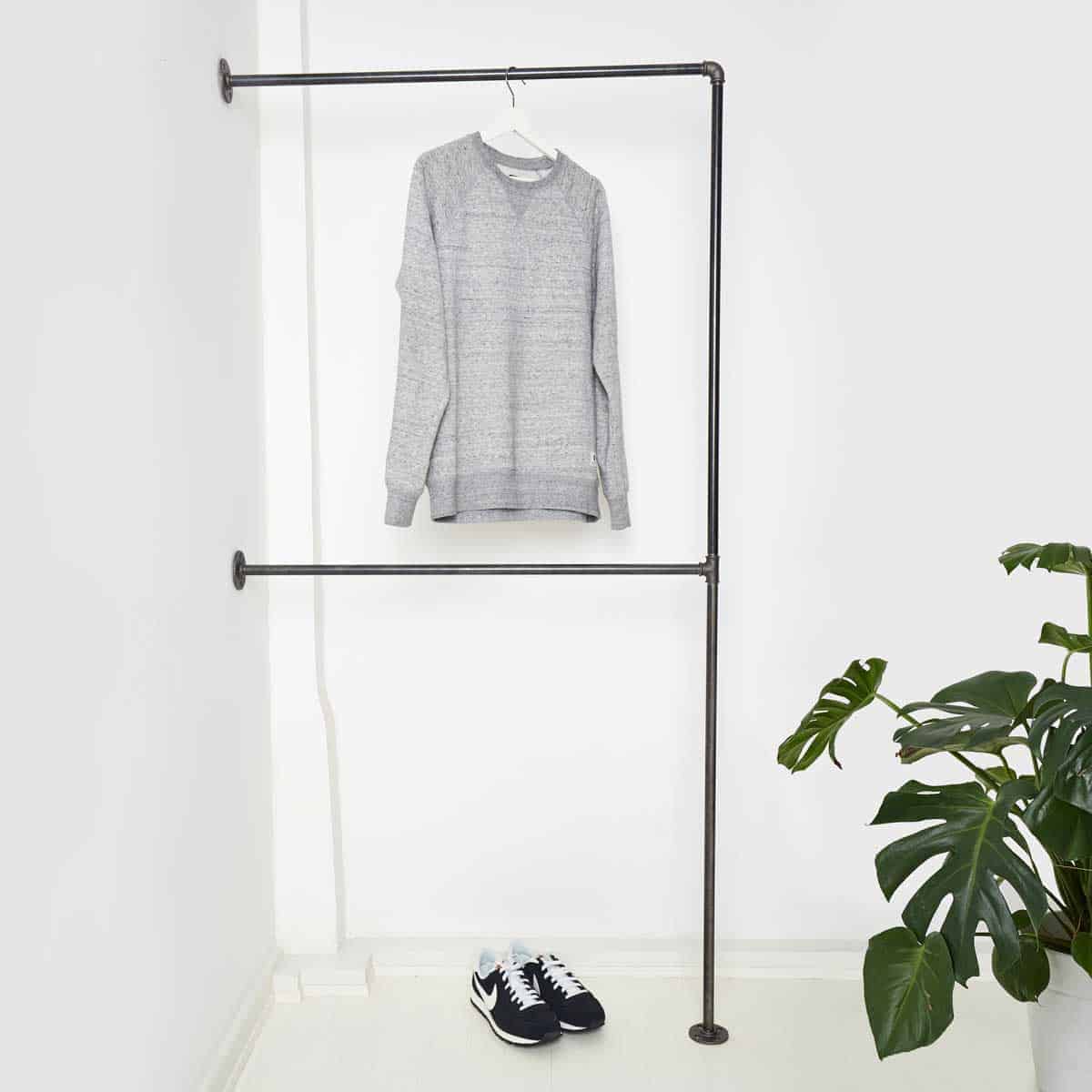 Garderobe Industriedesign Kleiderständer mit Kleiderstange doppelt aus Wasserrohr Heizungsrohr Metall Temperguss schwarz