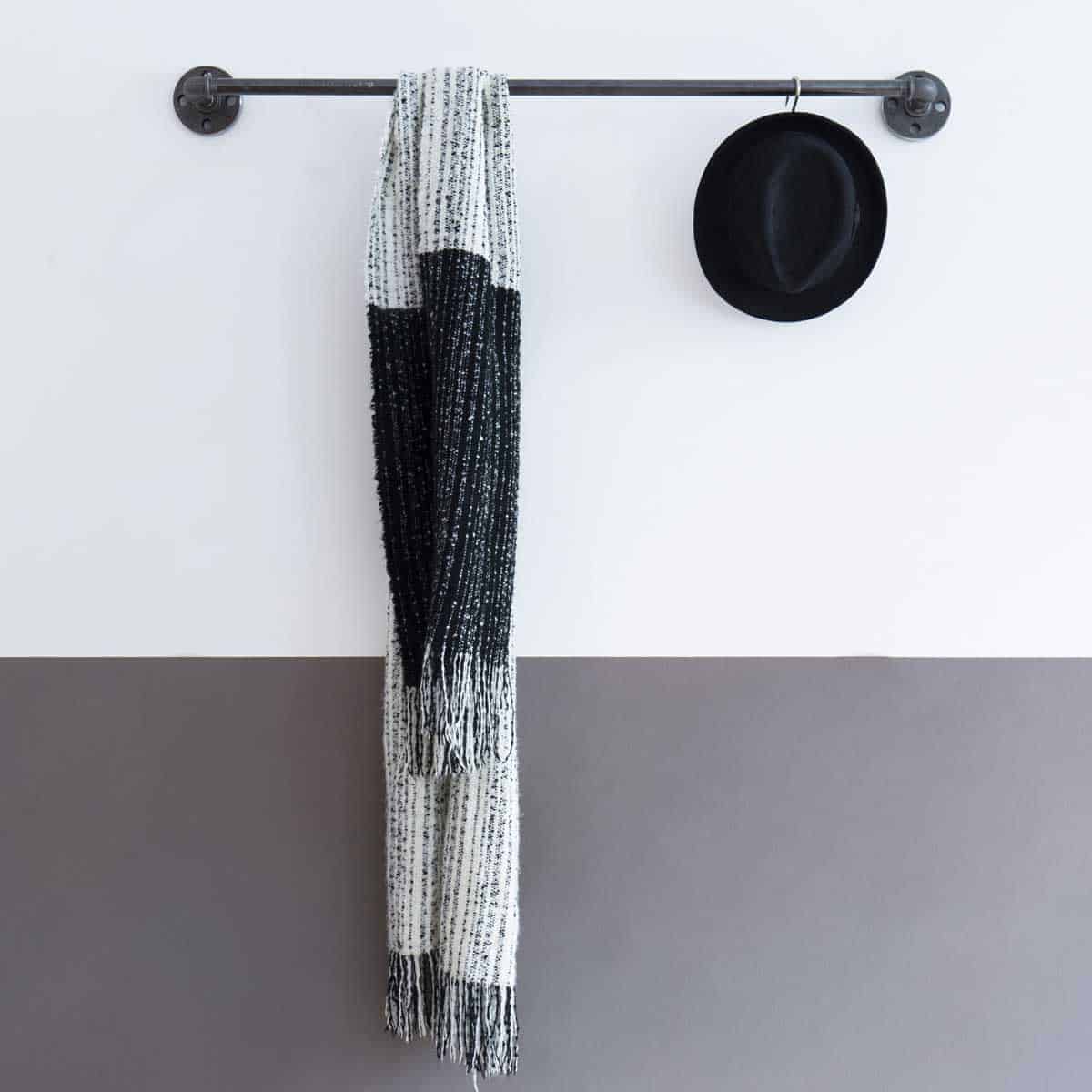 Stahlrohr Kleiderstange im Industrial Style fuer Wandmontage aus Heizungsrohr und Temperguss stabil Metall schwarz solid line