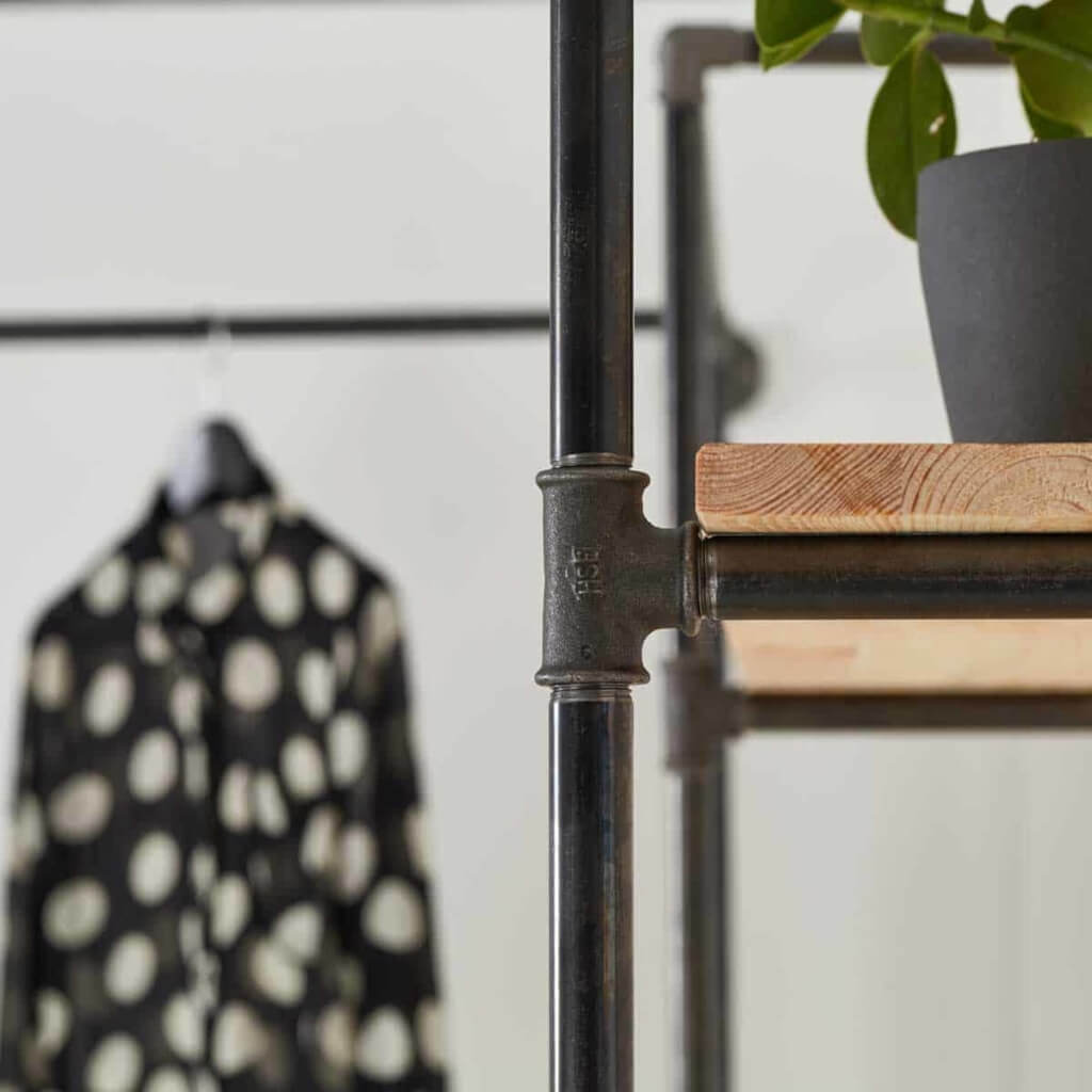 Industrial Style Regal Garderobe Schranksystem als Ladeneinrichtung fuer Flur und Ankleide selber bauen aus Wasserrohr Metall Temperguss schwarz verzinkt