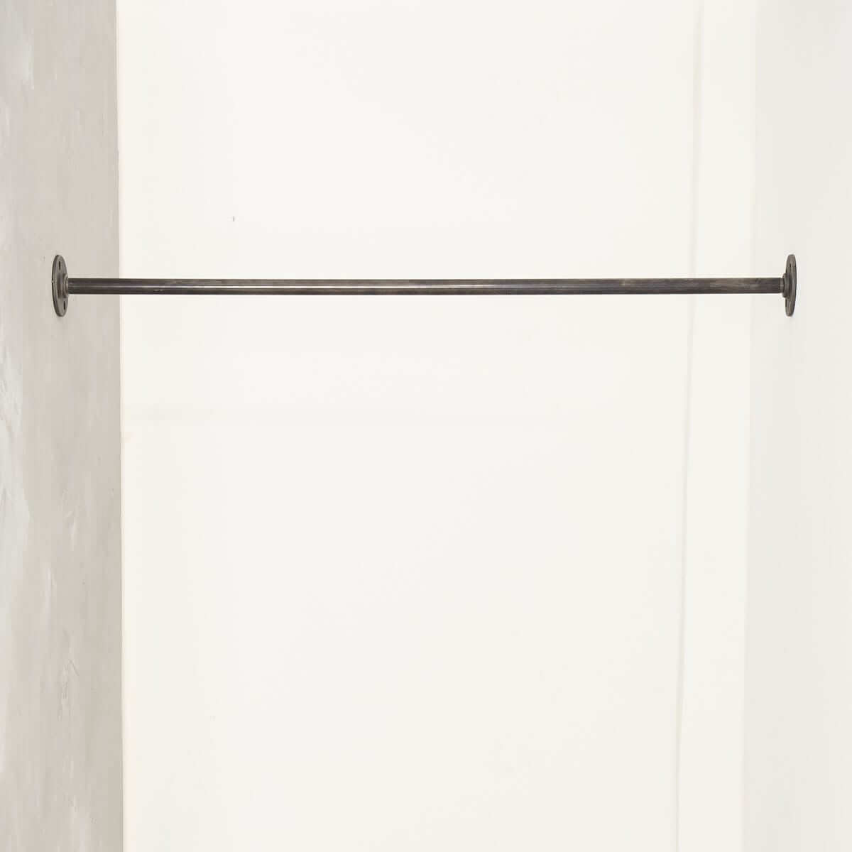 Kleiderstange Industrial Design zwischen Wand Wänden in Wunschgröße auf Maß aus Wasserrohr Temperguss schwarz